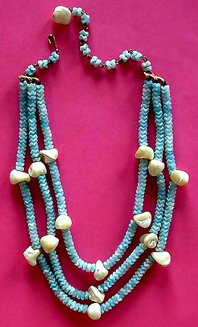 a beautiful vintage costume jewelry necklace unsigned