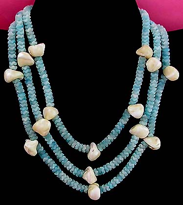 a beautiful vintage costume jewelry necklace unsigned