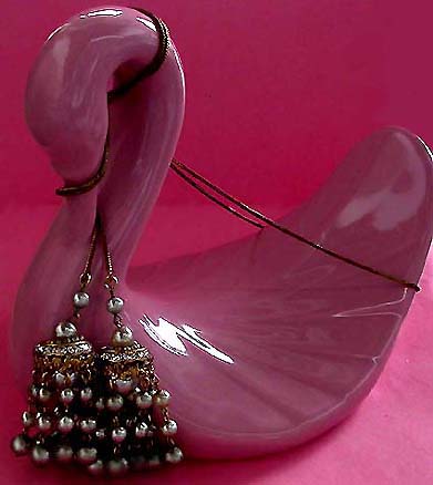a beautiful vintage costume jewelry necklace unsigned