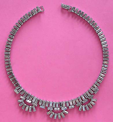 a beautiful vintage costume jewelry necklace unsigned