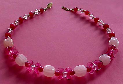 a beautiful vintage costume jewelry necklace unsigned
