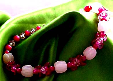 a beautiful vintage costume jewelry necklace unsigned