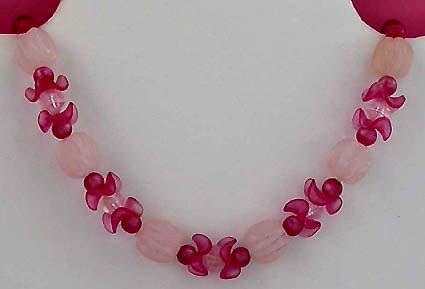 a beautiful vintage costume jewelry necklace unsigned