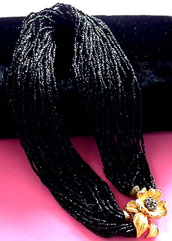 a beautiful vintage costume jewelry necklace unsigned