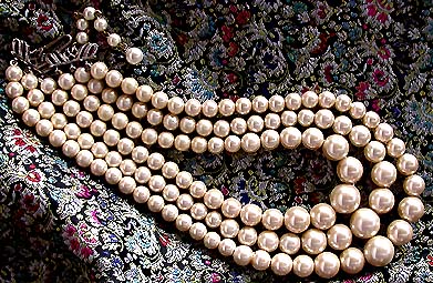 a beautiful vintage costume jewelry necklace unsigned