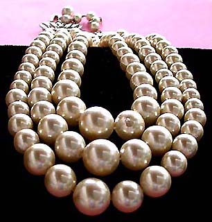 a beautiful vintage costume jewelry necklace unsigned