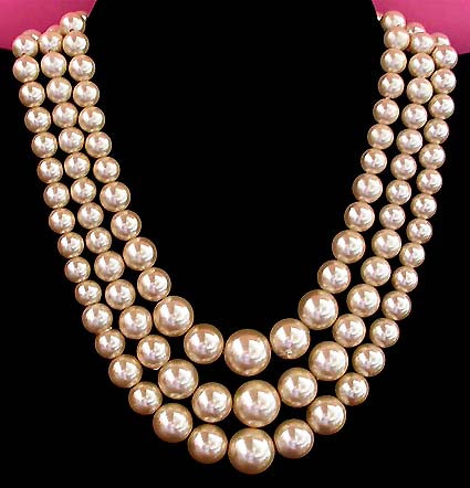 a beautiful vintage costume jewelry necklace unsigned