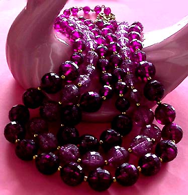 a beautiful vintage costume jewelry necklace unsigned