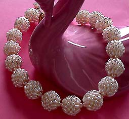 a beautiful vintage costume jewelry necklace unsigned