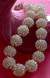 a beautiful vintage costume jewelry necklace unsigned