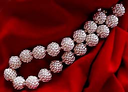 a beautiful vintage costume jewelry necklace unsigned