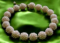 a beautiful vintage costume jewelry necklace unsigned