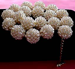 a beautiful vintage costume jewelry necklace unsigned