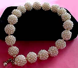 a beautiful vintage costume jewelry necklace unsigned