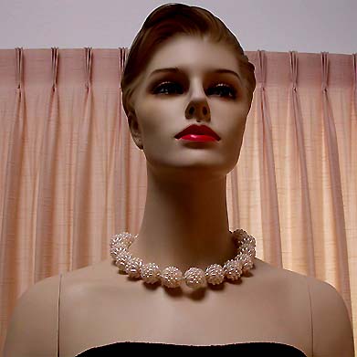 a beautiful vintage costume jewelry necklace unsigned