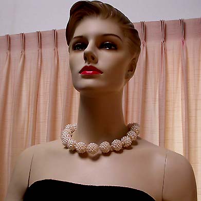 a beautiful vintage costume jewelry necklace unsigned