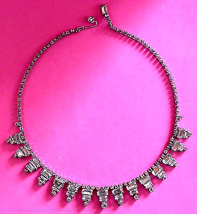 a beautiful vintage costume jewelry necklace unsigned