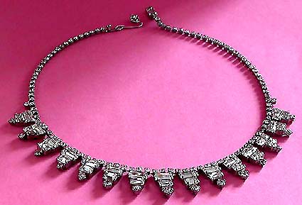 a beautiful vintage costume jewelry necklace unsigned