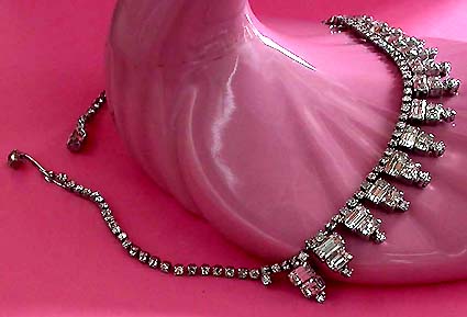 a beautiful vintage costume jewelry necklace unsigned