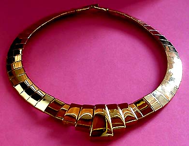 a beautiful vintage costume jewelry necklace unsigned