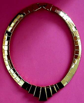 a beautiful vintage costume jewelry necklace unsigned
