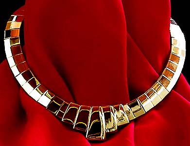 a beautiful vintage costume jewelry necklace unsigned