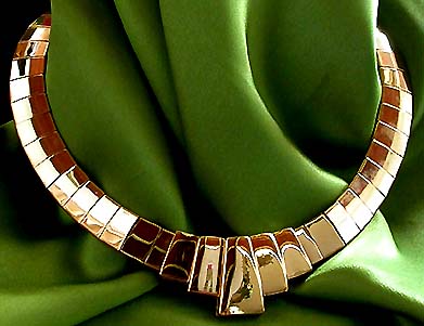 a beautiful vintage costume jewelry necklace unsigned