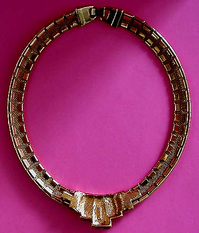 a beautiful vintage costume jewelry necklace unsigned