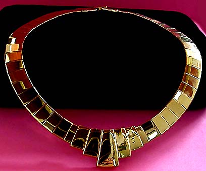 a beautiful vintage costume jewelry necklace unsigned