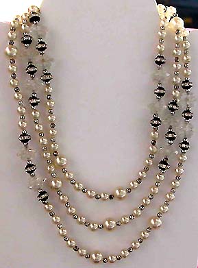 a beautiful vintage costume jewelry necklace unsigned