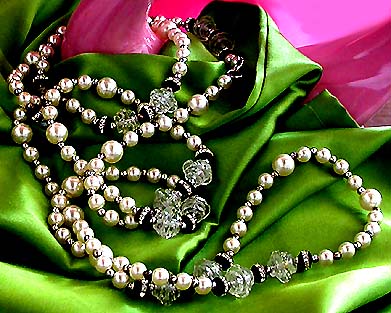 a beautiful vintage costume jewelry necklace unsigned