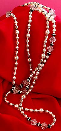 a beautiful vintage costume jewelry necklace unsigned
