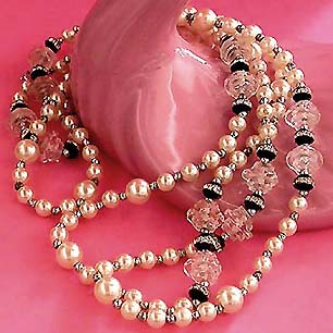 a beautiful vintage costume jewelry necklace unsigned