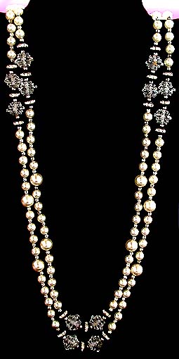 a beautiful vintage costume jewelry necklace unsigned