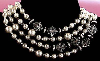 a beautiful vintage costume jewelry necklace unsigned