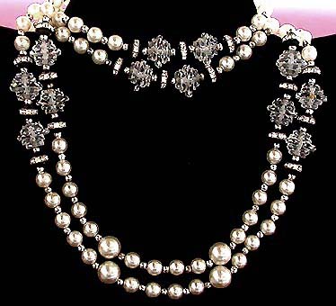 a beautiful vintage costume jewelry necklace unsigned