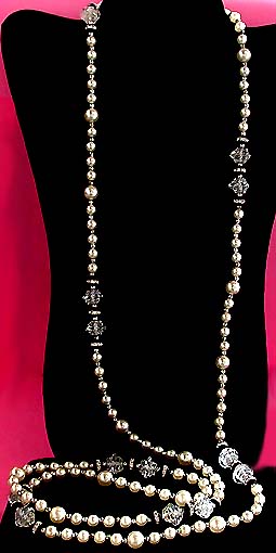 a beautiful vintage costume jewelry necklace unsigned