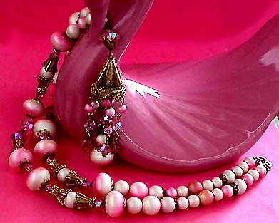 a beautiful vintage costume jewelry necklace unsigned