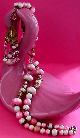 a beautiful vintage costume jewelry necklace unsigned