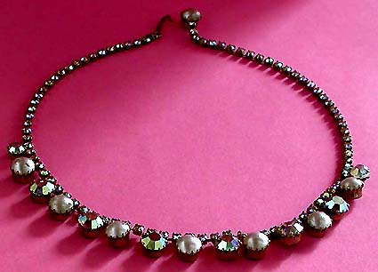 a beautiful vintage costume jewelry necklace unsigned