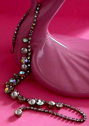 a beautiful vintage costume jewelry necklace unsigned