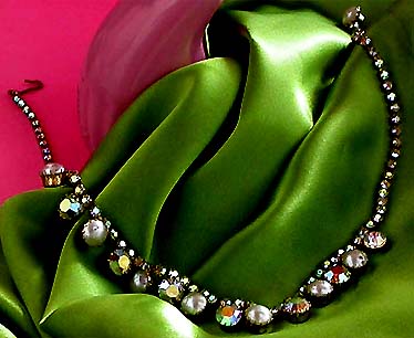 a beautiful vintage costume jewelry necklace unsigned