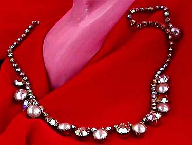 a beautiful vintage costume jewelry necklace unsigned