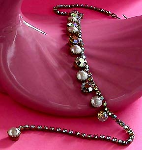 a beautiful vintage costume jewelry necklace unsigned
