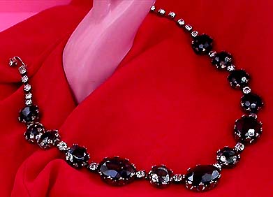 a beautiful vintage costume jewelry necklace unsigned