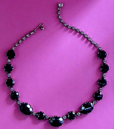 a beautiful vintage costume jewelry necklace unsigned
