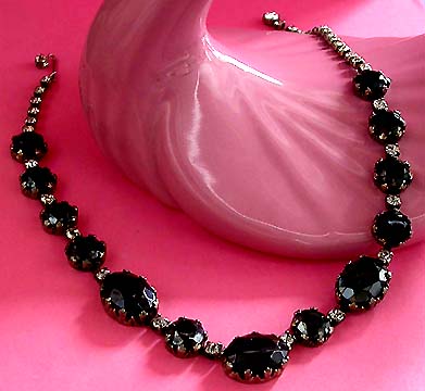 a beautiful vintage costume jewelry necklace unsigned
