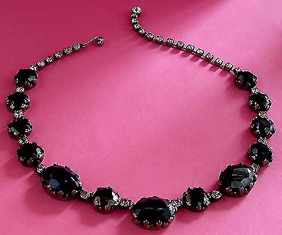 a beautiful vintage costume jewelry necklace unsigned