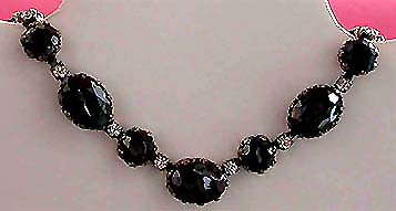 a beautiful vintage costume jewelry necklace unsigned