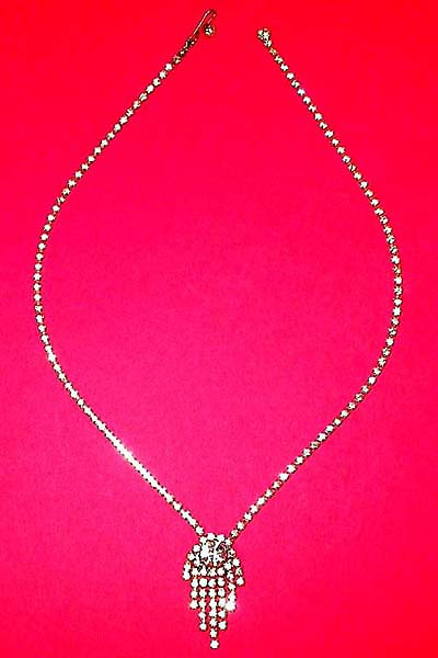 a beautiful vintage costume jewelry necklace unsigned